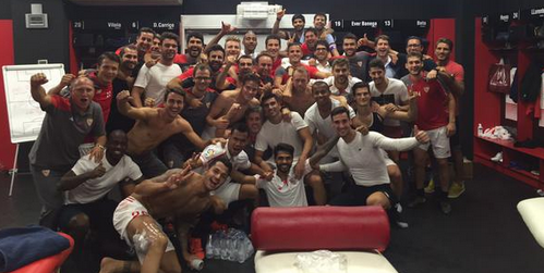 «Севилья» празднует победу над «Барселоной»