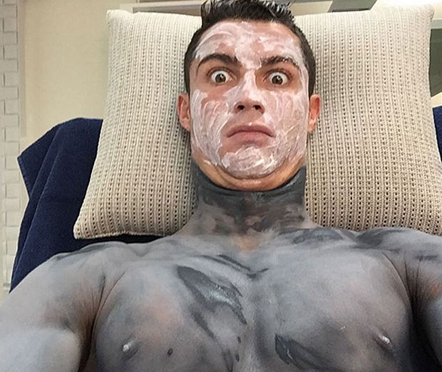 Роналду сделал селфи с косметической маской на лице