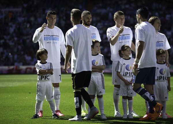 Роналду вышел на матч против «Гранады» с 7-летним сирийским беженцем