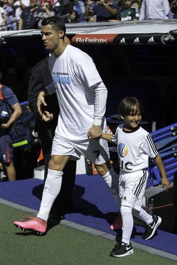 Роналду вышел на матч против «Гранады» с 7-летним сирийским беженцем