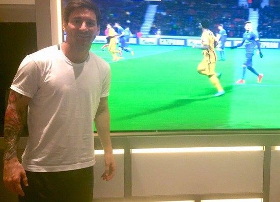 Месси поддерживал «Барселону» у экрана телевизора