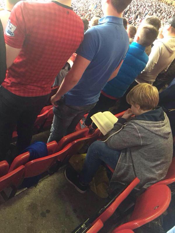 Фанат «Манчестер Юнайтед» на «Олд Траффорд» предпочел чтение книги просмотру матча