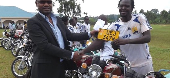 В Уганде футболистам подарили такси