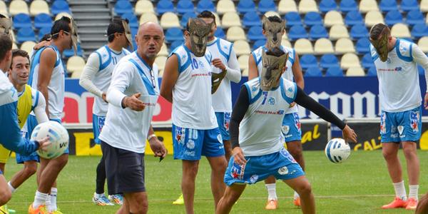 К встрече с Роналдиньо игроки «Пуэблы» готовятся в собачьих масках