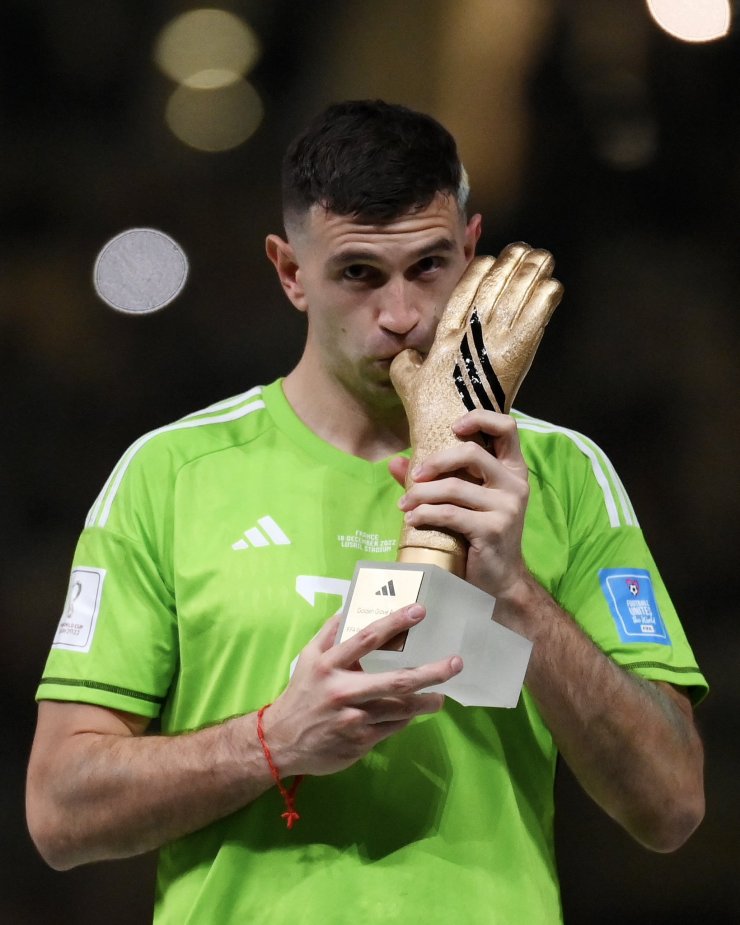 Эмилиано Мартинес — обладатель «Золотой перчатки» чемпионата мира
