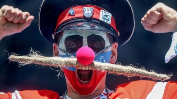 От гигантского Пикачу до черепашек-ниндзя. Самые безумные костюмы фанатов на Евро-2020