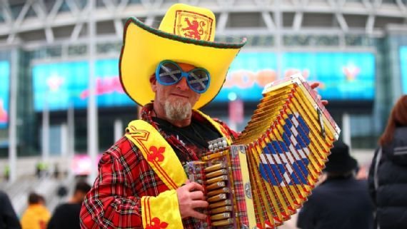От гигантского Пикачу до черепашек-ниндзя. Самые безумные костюмы фанатов на Евро-2020