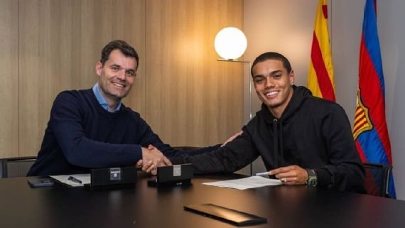 Сын Роналдиньо официально подписал контракт с «Барселоной»