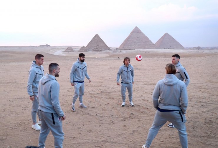 Футболисты сборной Хорватии сыграли в «квадрат» на фоне египетских пирамид