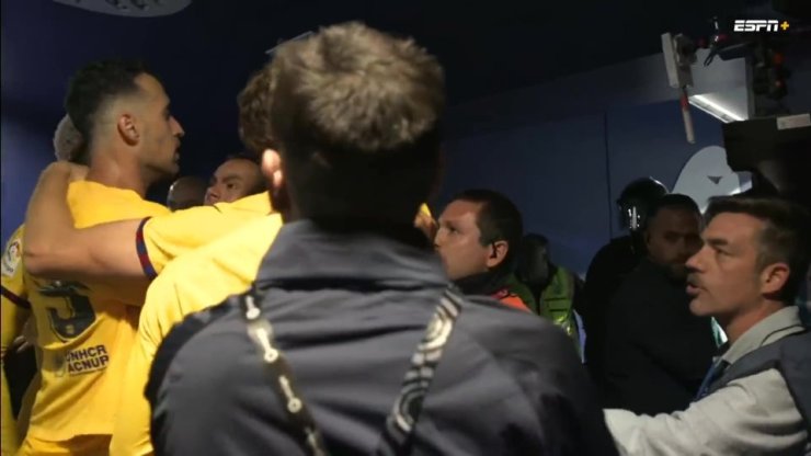 Один из фанатов «Эспаньола» в тоннеле попытался напасть на игроков «Барсы»
