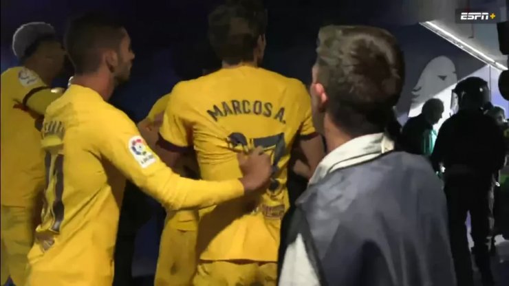 Один из фанатов «Эспаньола» в тоннеле попытался напасть на игроков «Барсы»