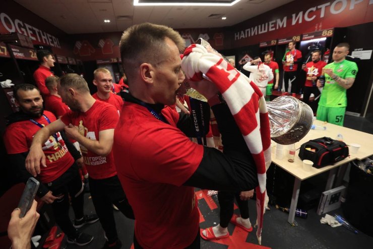 Ребров опубликовал фото, как он пьёт шампанское из трофея Кубка России