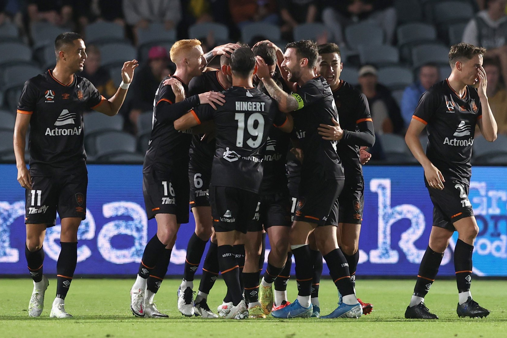 Мортон сити перт глори. Брисбен Роар. Brisbane Roar команда футбол. Перт Глори. Брисбен Роар недели.