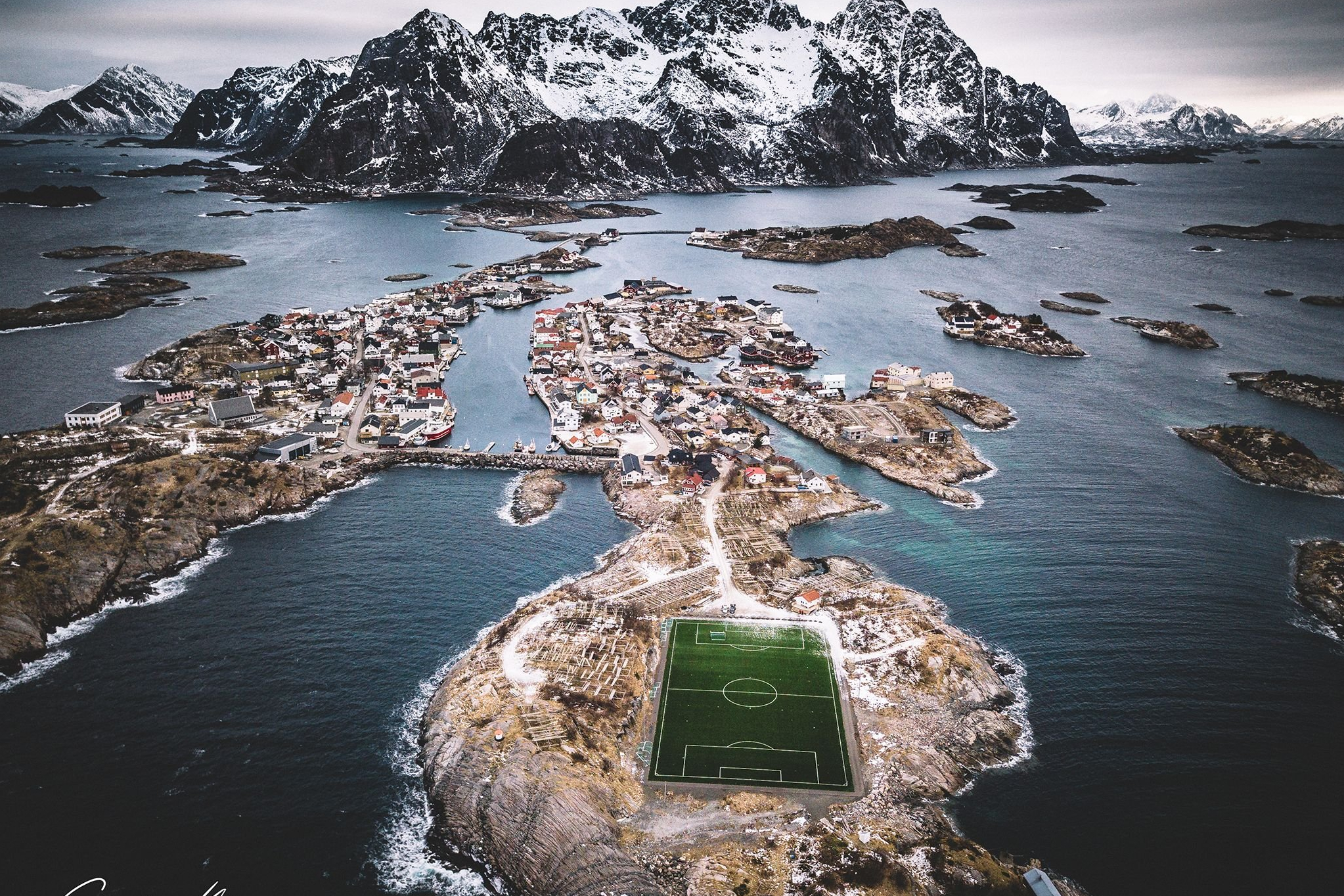 Стадион на острове. Хеннингсвер деревня в Норвегии. Рыбацкая деревня Хеннингсвер Норвегия. Хеннингсвер Лофотенские острова. Стадион Хеннингсвер.