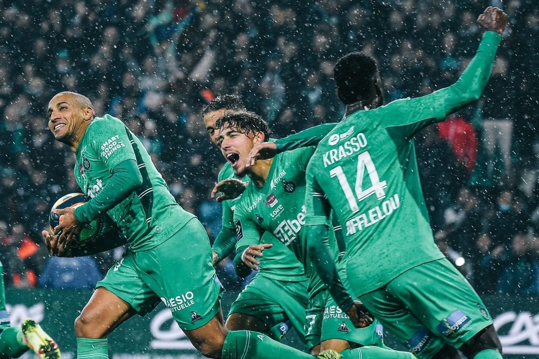 Сент-этьен-де-тине. Сент этьен фк. Этьен грос. Фк сент-этьен 1976. Сент этьен.