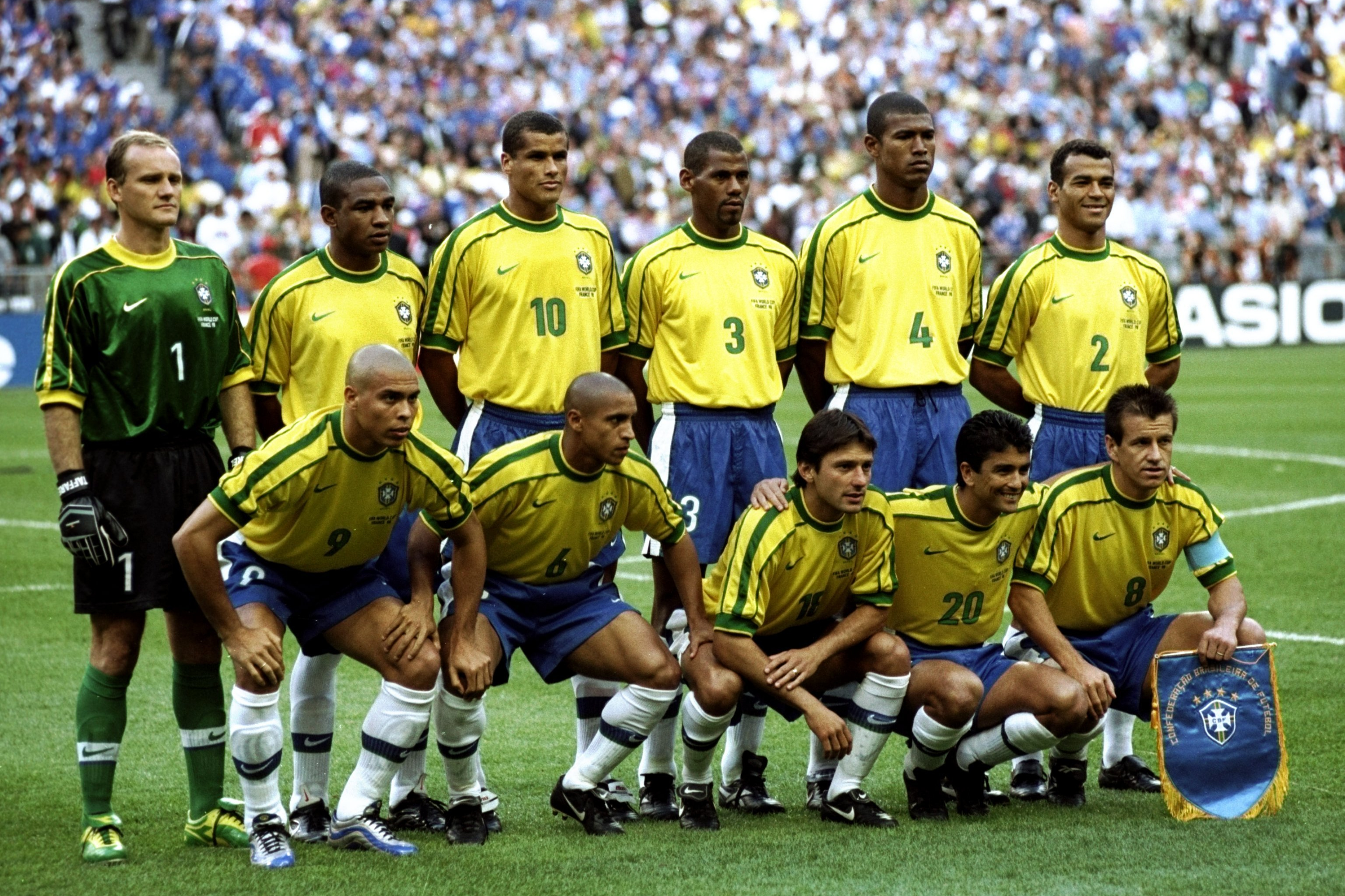 Бразилия сколько раз чемпионом по футболу. Франция Бразилия 1998 финал. Сборная Бразилии по футболу. Футбольная сборная Бразилии. Бразилия ЧМ 2002.