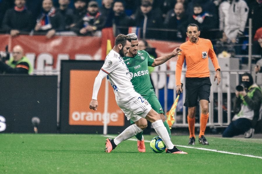 футболисты Лиона и Селты в борьбе за мяч