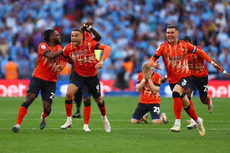 Лутон таун брайтон. Блэкберн лутон. Лутон ковентри. Великобритания сейчас. Luton town hd wallpapers.