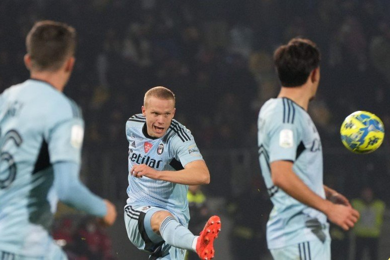 Пиза футбол. Пиза футбол. Фрозиноне фк. Фк эмполи фк фрозиноне. Джастин брешиа.