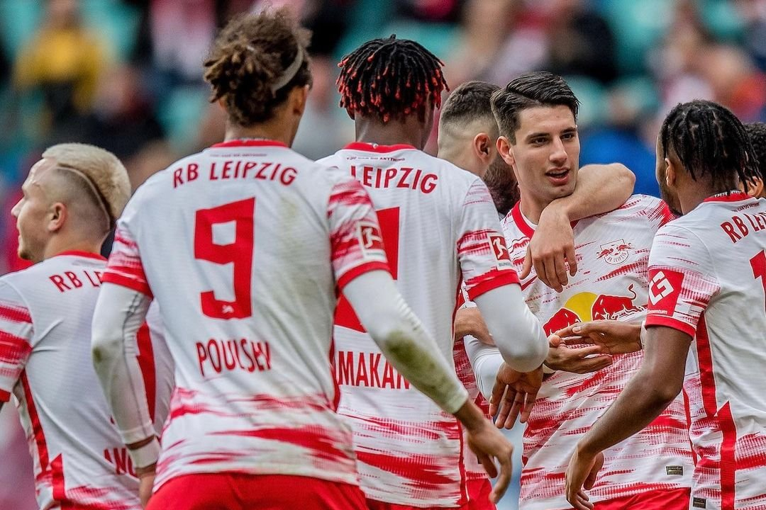 Лейпциг айнтрахт личные встречи. 12. Айнтрахт рб лейпциг. Кибер футбол айнтрахт брюгге результаты сегодня 27. Футбол клуб лейпциг.