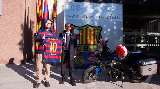 Китайский фанат «Барселоны» полгода добирался до Каталонии на мотоцикле