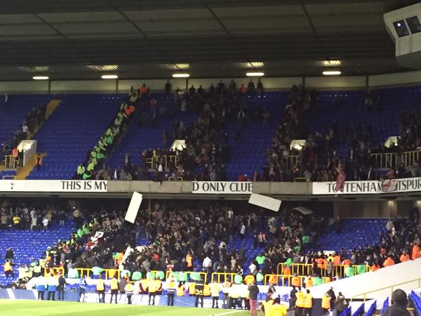 Фанаты «Арсенала» отломали щиты с лозунгами на стадионе «Тоттенхэма»