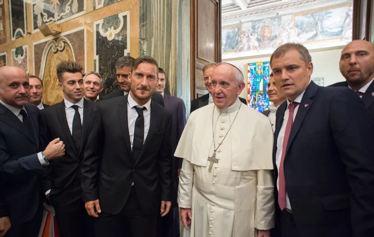Игроки «Ромы» посетили Папу Римского и подарили ему именную футболку