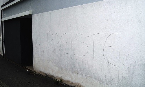 На стене дома Дешама появилась надпись «расист»