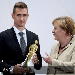 Клозе получил из рук Меркель премию «Золотая Виктория»