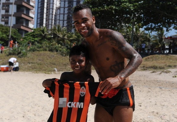 Игроки «Шахтёра» подарили футболки клуба юным болельщикам из Бразилии