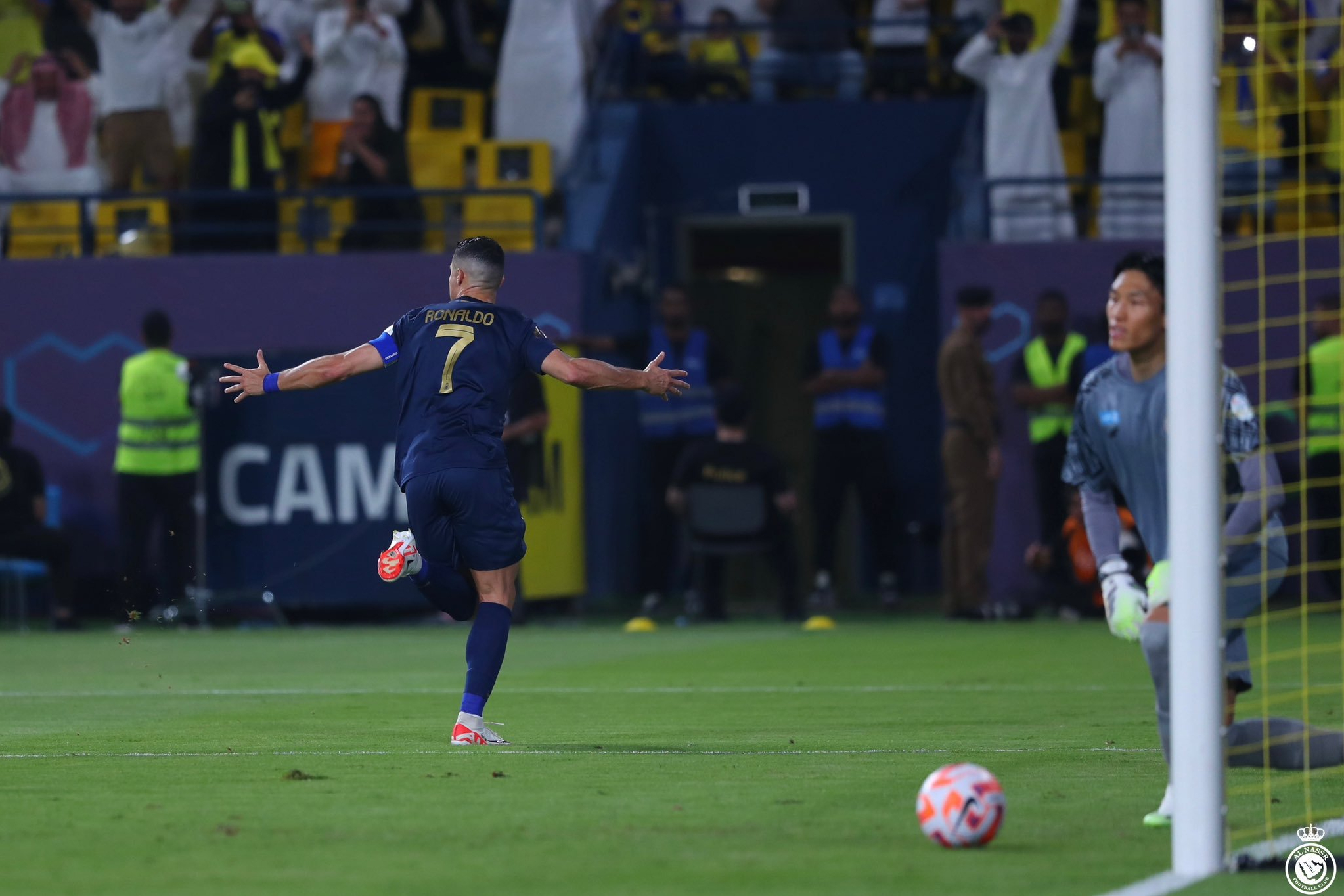 Аль шабаб аль наср прямой эфир. Аль наср аль хазм матч. Аль наср аль хазм матч. Роналду в аль насре. Роналду аль наср.