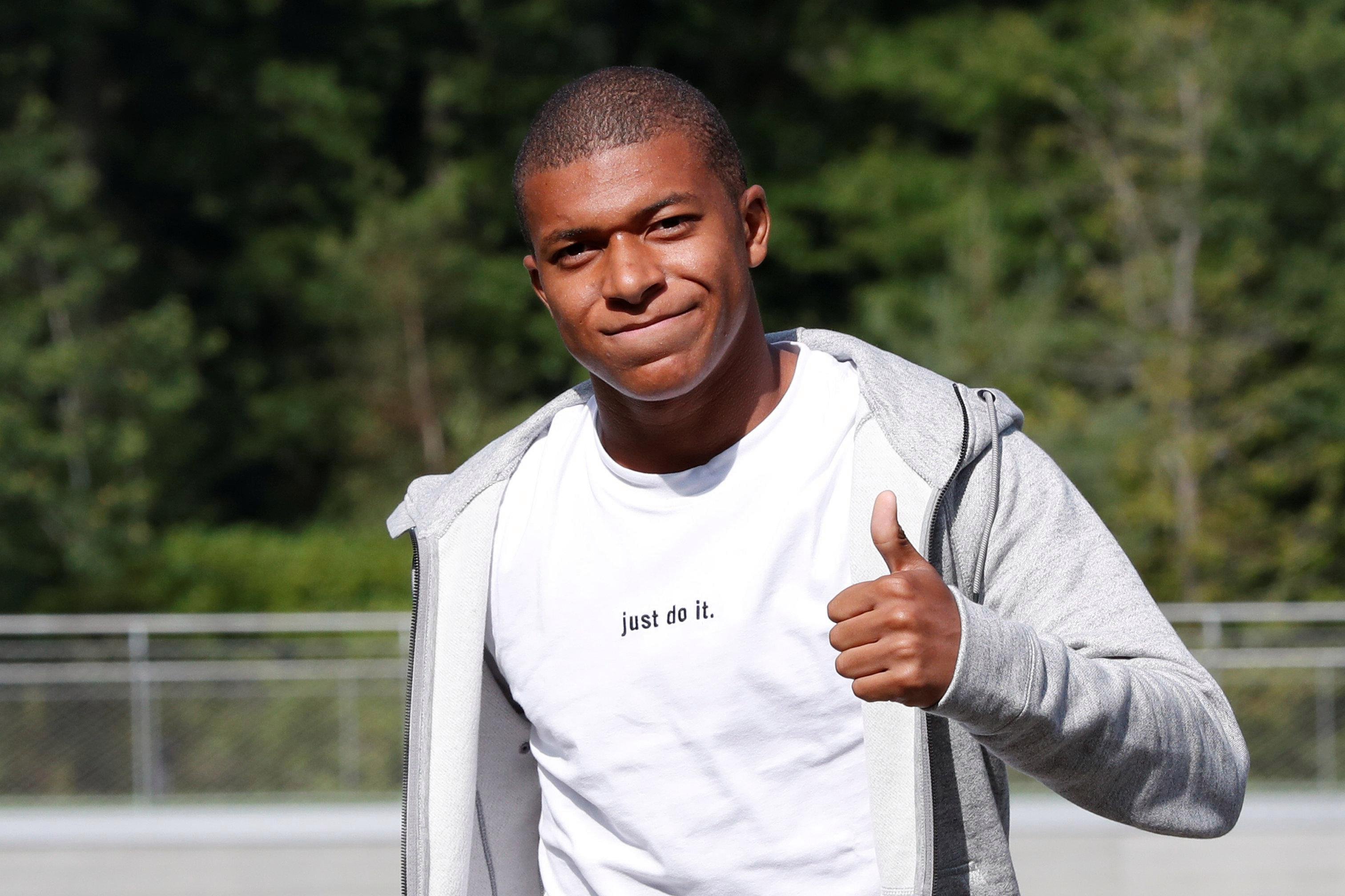 Мбаппе. Kylian Mbappe. Киллиан Мбаппе в костюме. Киллиан Мбаппе фото.