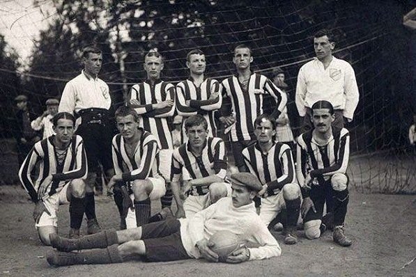 Игроки «Серкль Брюгге», Кеворкян - крайний справа в нижнем ряду