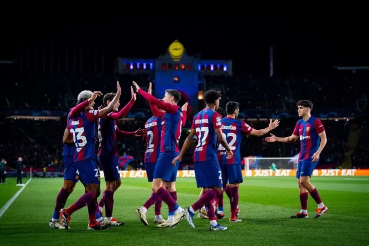 Футболисты «Барселоны» празднуют гол в ворота «Наполи»