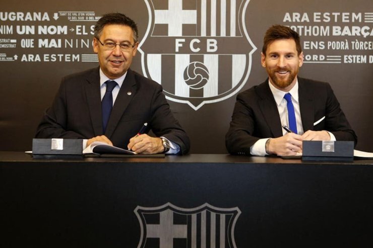 Бартомеу и Месси при подписании нового контракта аргентинца в 2017 году