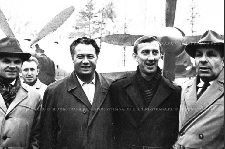 Московский «Спартак» в Бразилии в 1959. Николай Озеров раньше был и центрфорвардом, и вратарём Спартака, а в ходе турне стал и кинорепортёром, и литератором. О пользе чтения советских газет