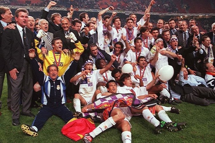 Радость игроков «Реала» после победы в финале ЛЧ 1998 года