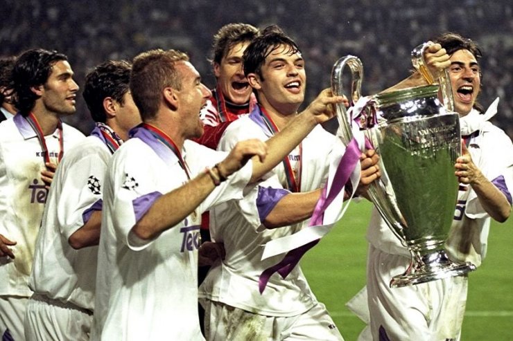 Игроки «Реала» радуются победе в Лиге чемпионов в 1998 году