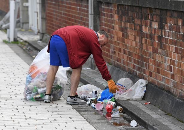 Болельщики «Ливерпуля» убрали за собой мусор после вчерашних беспорядков