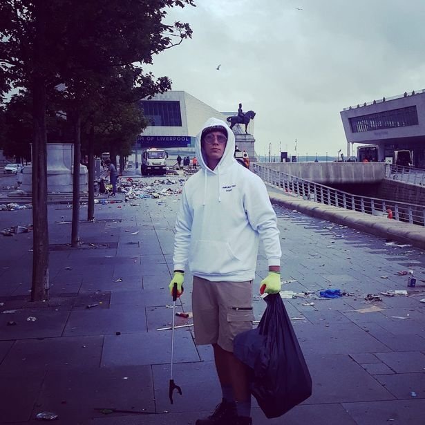 Болельщики «Ливерпуля» убрали за собой мусор после вчерашних беспорядков