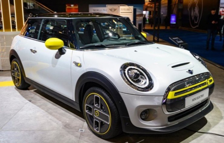 От Ferrari до Mini Cooper. На чём ездит Лионель Месси