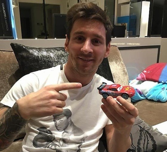 От Ferrari до Mini Cooper. На чём ездит Лионель Месси