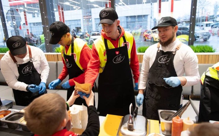 Футболисты «Спартака» отработали один день на заправке