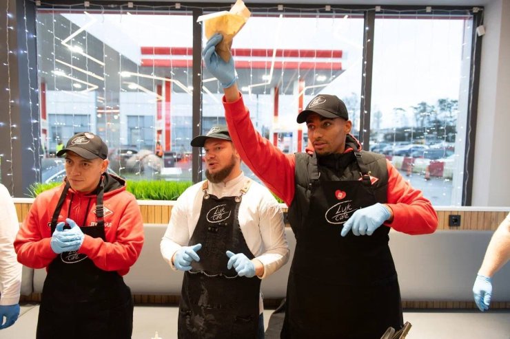 Футболисты «Спартака» отработали один день на заправке