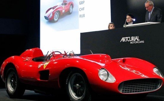 От Ferrari до Mini Cooper. На чём ездит Лионель Месси