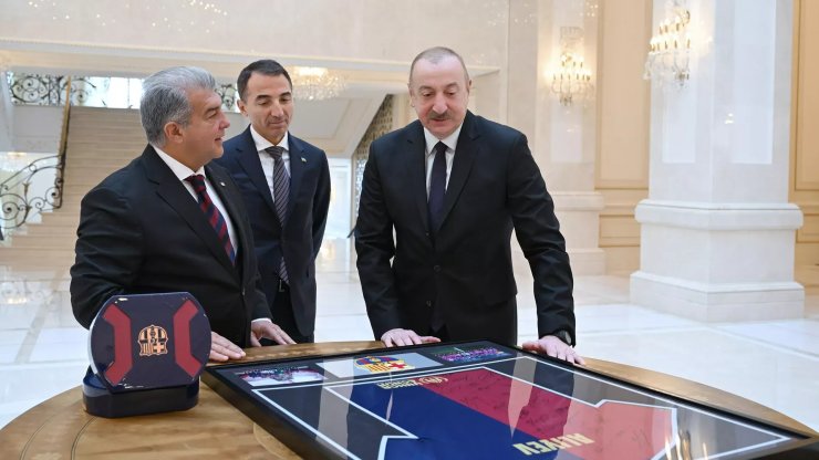 Лапорта встретился с президентом Азербайджана и подарил футболку