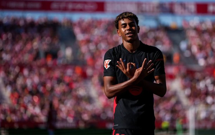 Ямаль празднует забитый за Барселону гол