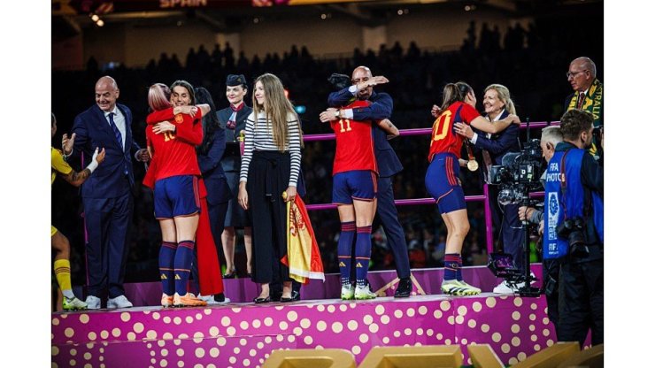 Федерация футбола Испании подаст иск о защите чести Рубиалеса