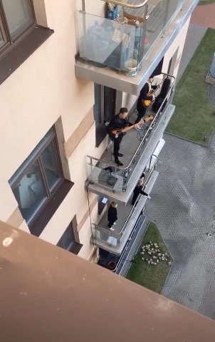 Дзюба показал, как его соседи устроили концерт на балконе