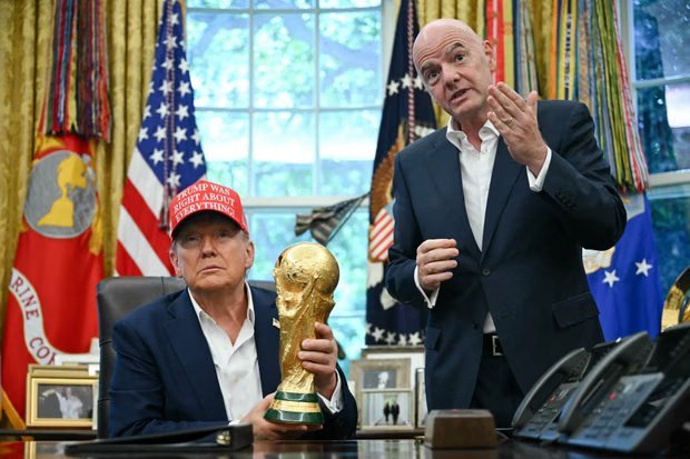 Дональд Трамп заявил, что Кубок мира хорошо смотрелся бы в его кабинете
